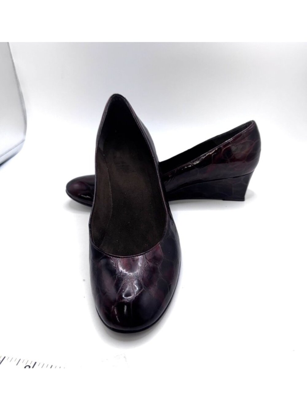 Stuart Weitzman Size 9M Womans Shoes Burgundy Croc-Embossed Patent Leather Wedge